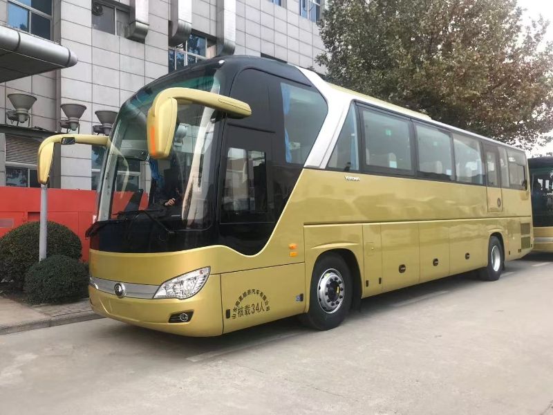 青岛旅游大巴停靠实拍