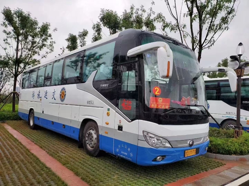 旅游大巴车队实拍｜青岛赶海加海鲜加工一日游怎么走？青岛君爱悦 Seaf