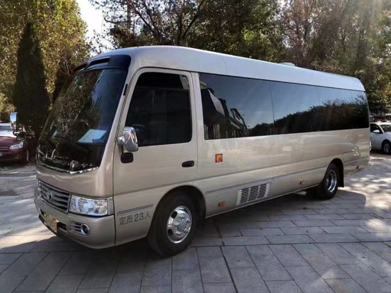 旅游大巴车队实拍｜青岛包车带司机哪种服务更适合家庭？君悦轻旅 Priv