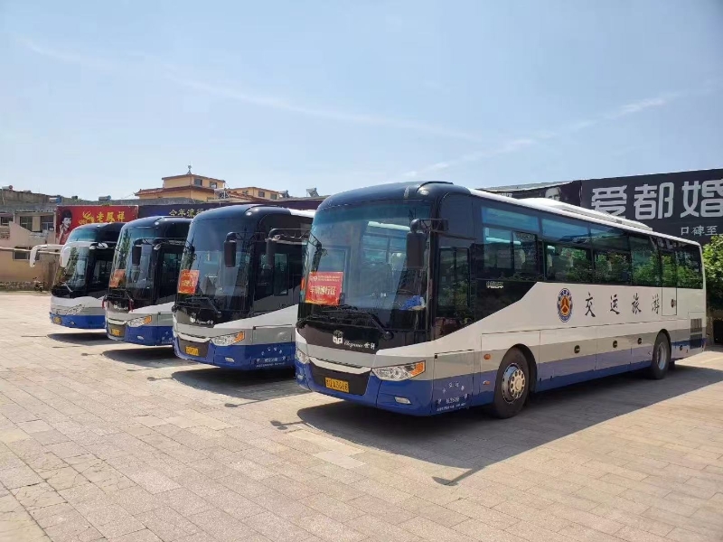 旅游大巴车队实拍｜青岛君爱悦是青岛旅游汽车公司吗？青岛旅游包车服务全面