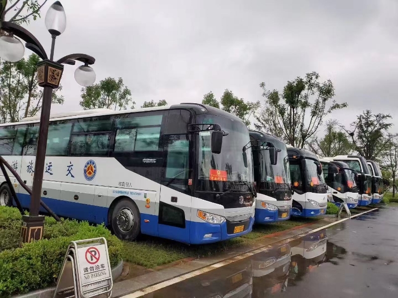 旅游大巴车队实拍｜青岛冬季海边包车怎么安排？青岛君爱悦 Winter 